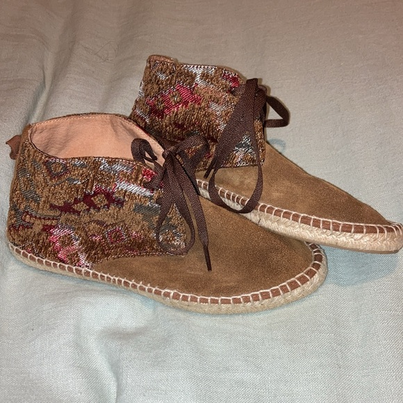 Veracruz Artisans Embroidered Suede Ankle Boots - Picture 5 of 11